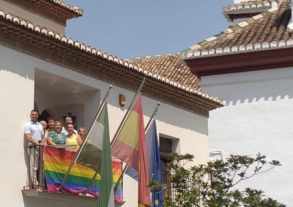 Bandera LGTBI de la fachada del Ayuntamiento de La Zubia