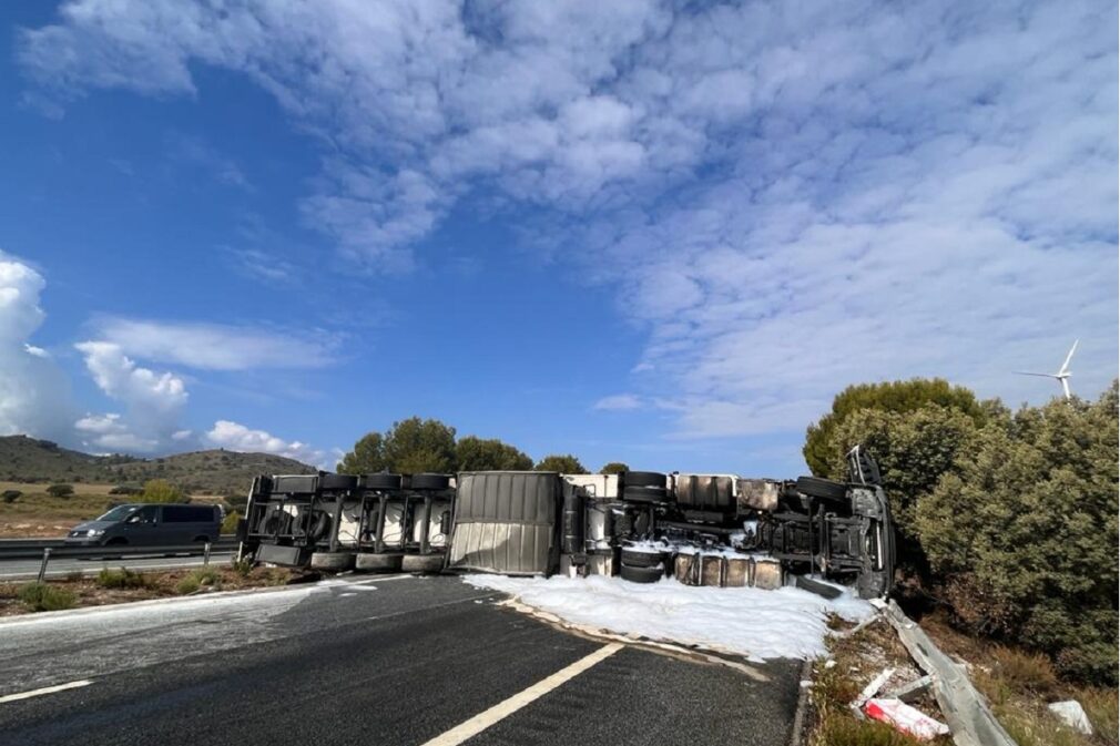 Bomberos, tráiler volcado A-92