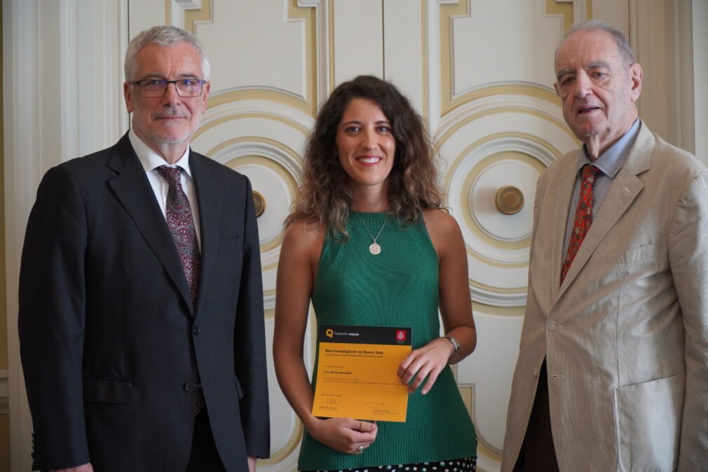 Alberto Alonso (vicepresidente rimero Fundación Arquia), Lucía de Molina (Ganadora de la beca) y Tomás Marco (Director la Real Academia de Bellas Artes de San Fernando) | Foto: Remitida