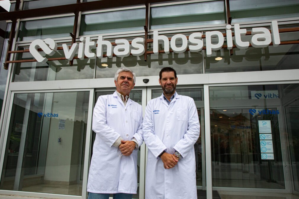 El doctor Pedro Rosón (derecha), nuevo jefe de servicio de digestivo en el Hospital Vithas Granada, junto al director gerente del Hospital Vithas Granada, el doctor José Luis Salcedo (izquierda)