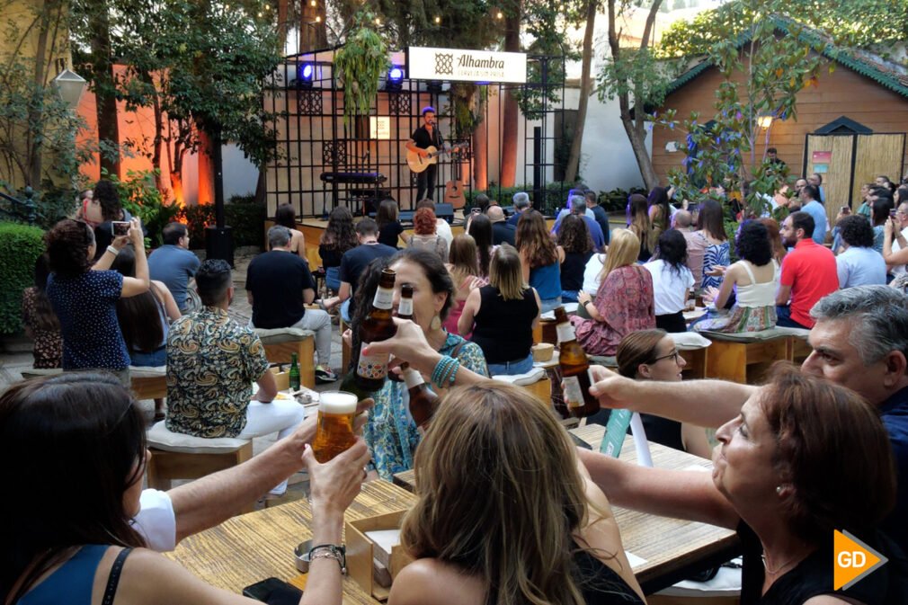 FOTOS Jardín Cervezas Alhambra regresa a Granada para deleitarse con un tardeo cervecero y la música de Arco (1)