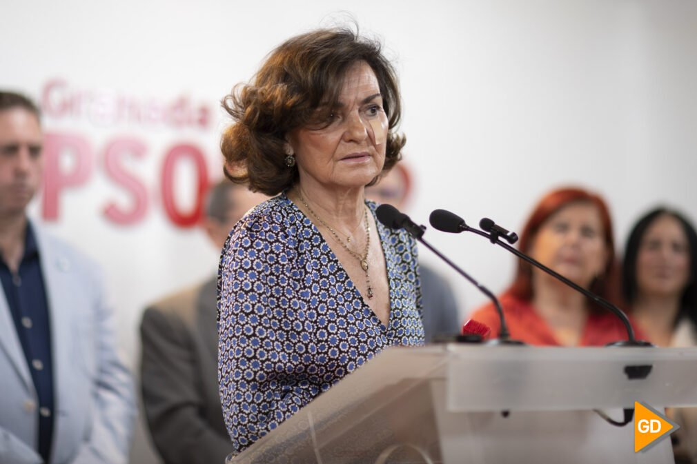 Los cabezas de lista al Congreso y al Senado por el PSOE de Granada, Carmen Calvo y José Entrena, junto al resto de miembros de ambas candidaturas