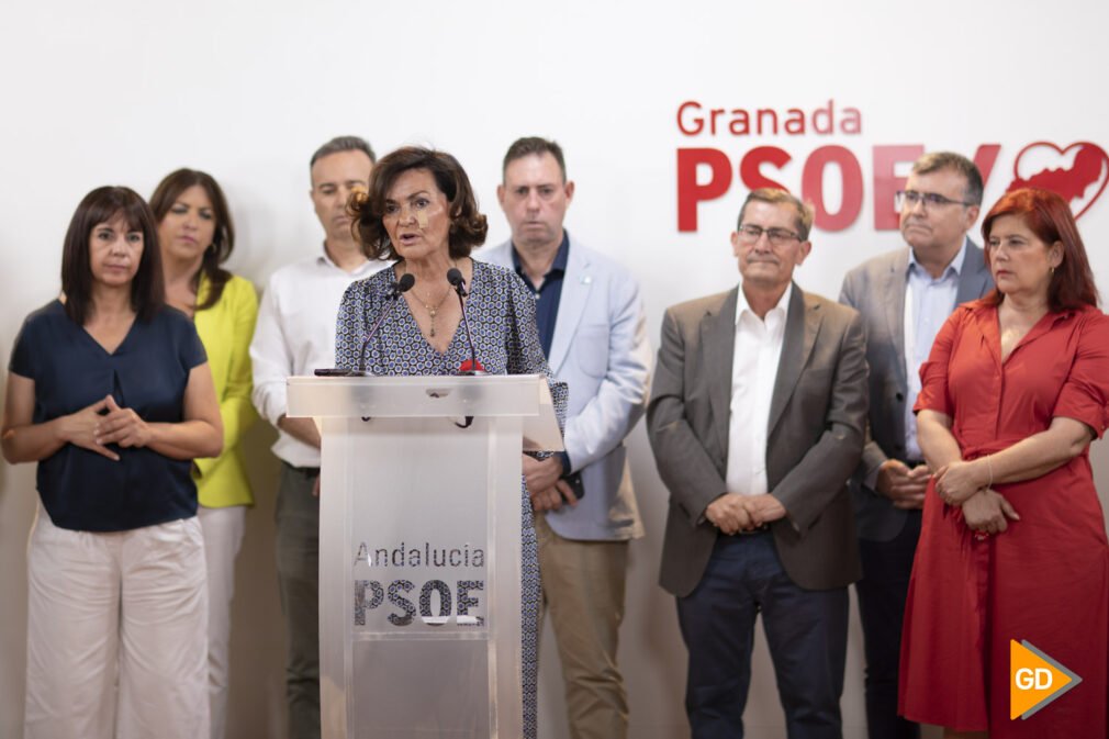 Los cabezas de lista al Congreso y al Senado por el PSOE de Granada, Carmen Calvo y José Entrena, junto al resto de miembros de ambas candidaturas