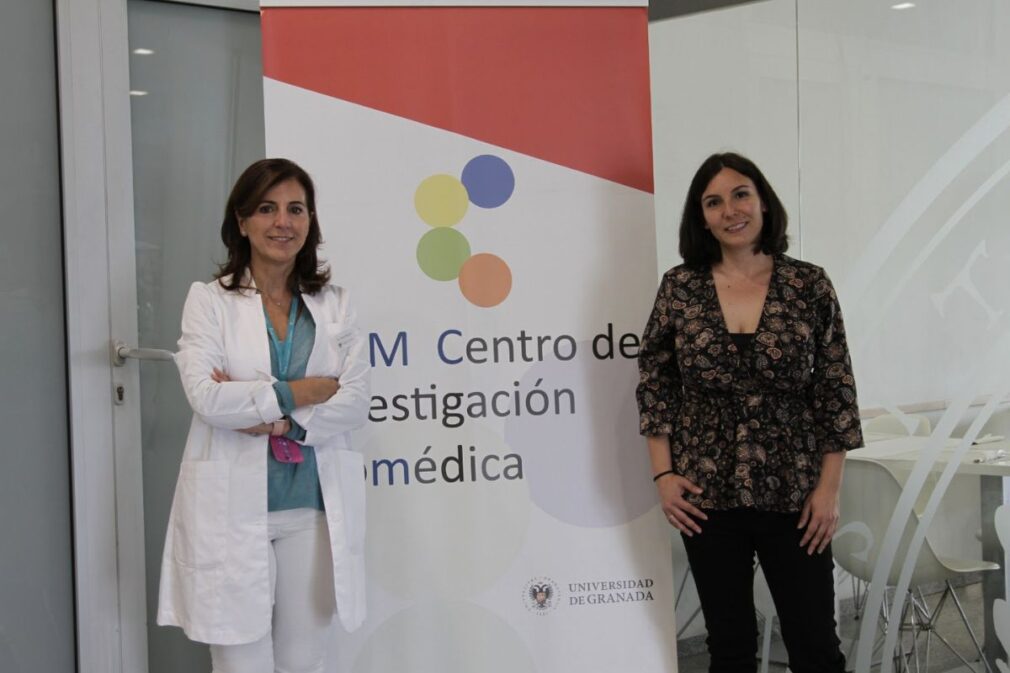 Las profesoras Teresa Nestares y Lara Bossini en el Centro de Investigación Biomédica (CIBM) de la UGR.