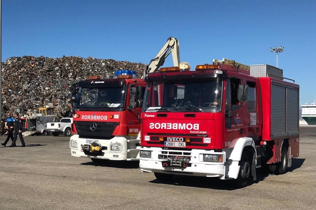 Granada.- Sucesos.- Controlado el incendio de chatarra que afecta a uno de los muelles del Puerto de Motril