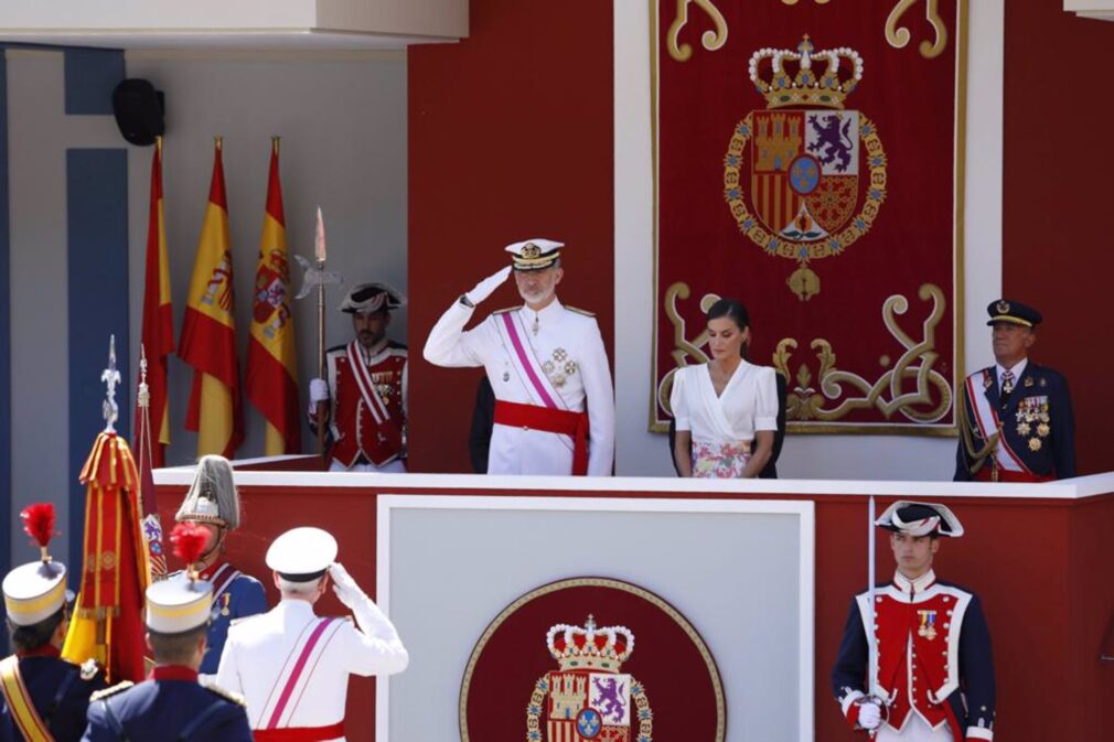 Granada.-Las Fuerzas Armadas se dan un baño de masas en Granada en un multitudinario desfile presidido por los Reyes