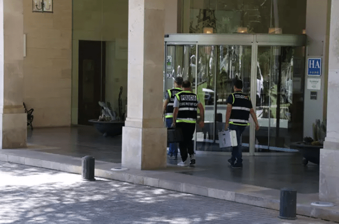 Agentes de policía científica en las inmediaciones de la zona donde seis turistas presuntamente han violado a una joven.