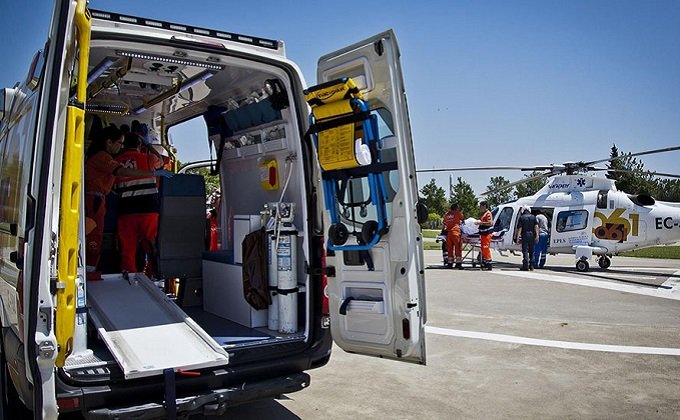 Ambulancia y helicóptero del Centro de Emergencias Sanitarias 061.