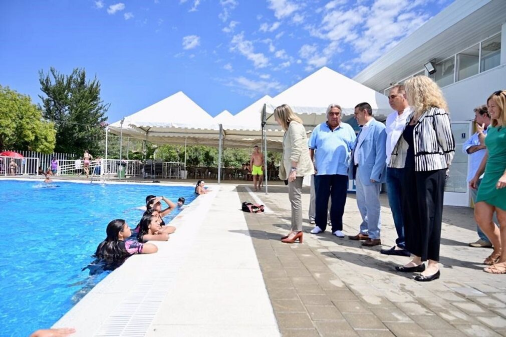 Granada.- Carazo visita la piscina de Almanjáyar, que oferta 50.000 plazas para el verano