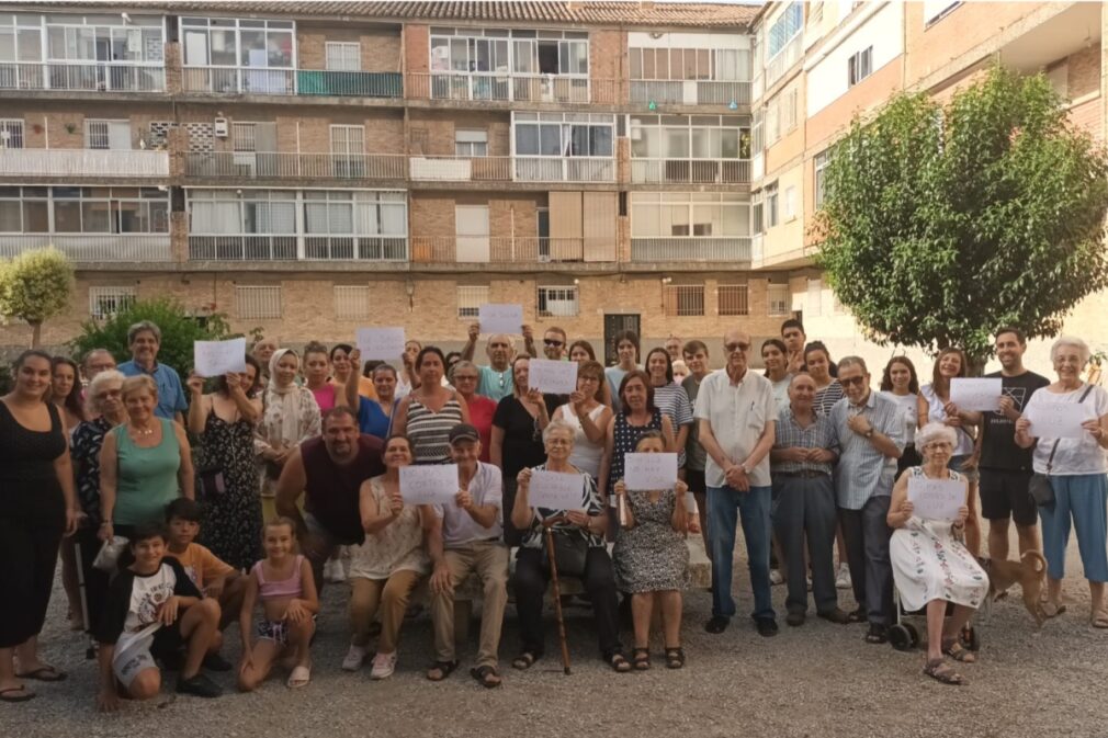 Concentración vecinos Cartuja en la jornada de elecciones generales del 23J por los cortes de luz tras arder un transformador en la zona norte