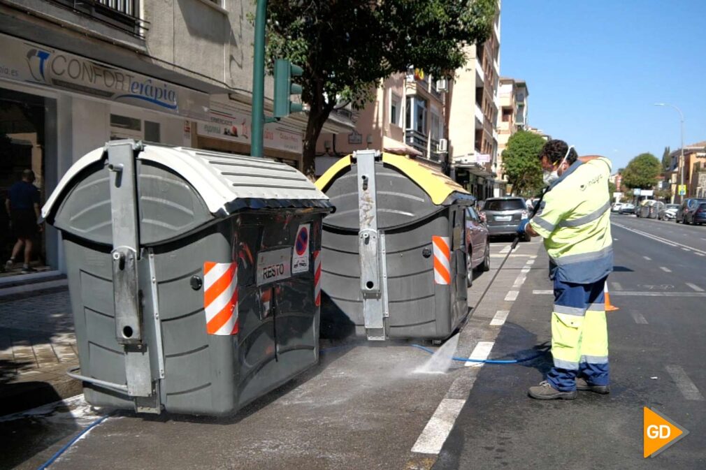 FOTOS El Ayuntamiento culminará en julio la limpieza y desinfección de los 5.100 contenedores de Granada (5)