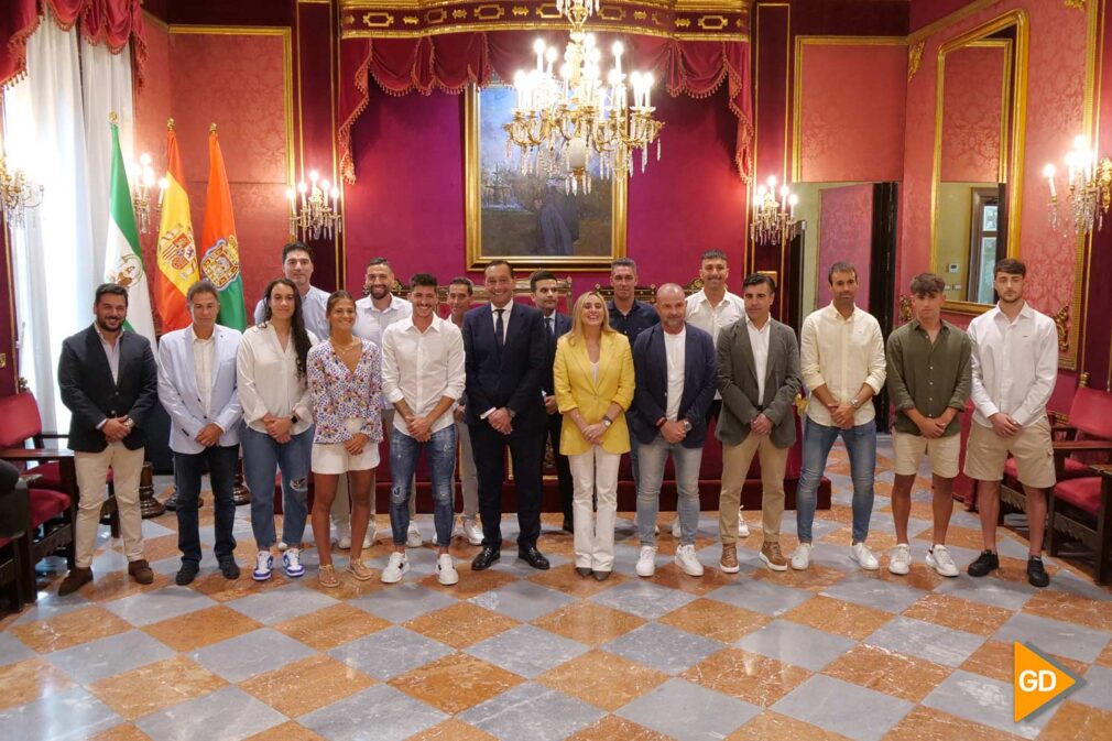 FOTOS El Ayuntamiento de Granada ha recibido en la tarde de este martes al primer equipo, el filial y el femenino del Granada (3)