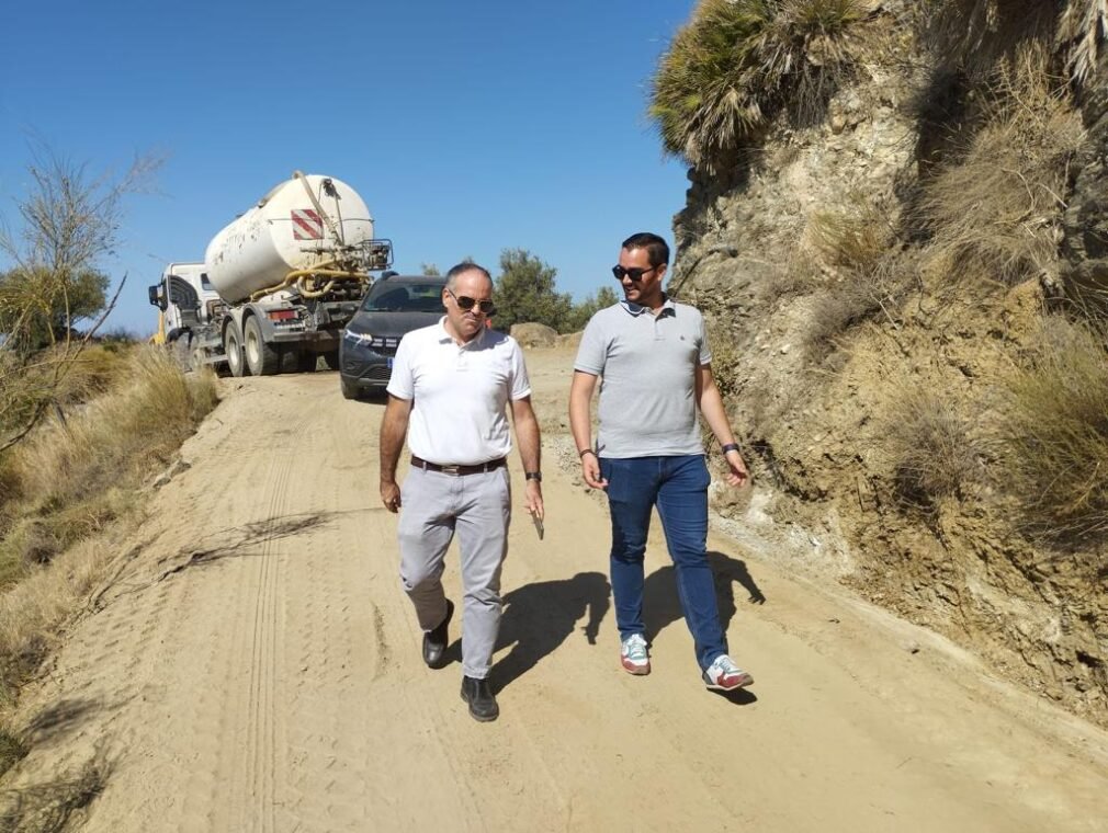 FRANCISCO RODRIIGUEZ CONCEJAL DE OBRAS ACOMPAÑADO DEL INGENIERO MUNICIPAL ENLA VISITA A LOS TRABAJOS 23