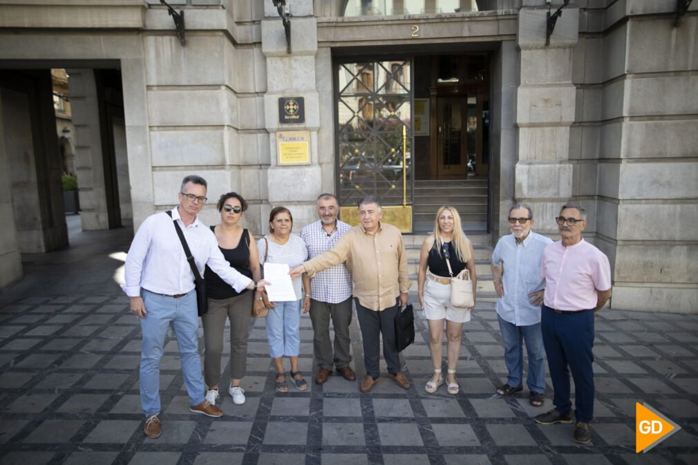 Miembros de la Plataforma Contra los Cortes de Luz tras remitir certificados administrativos a diversos organismos