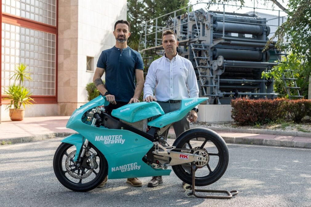 José Arroyo junto al ingeniero ayudante José Antonio Benítez - moto eléctrica