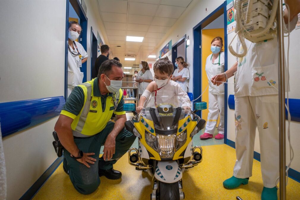 Granada.- Menores hospitalizados reciben una moto de la Guardia Civil para recorrer los pasillos de Pediatría