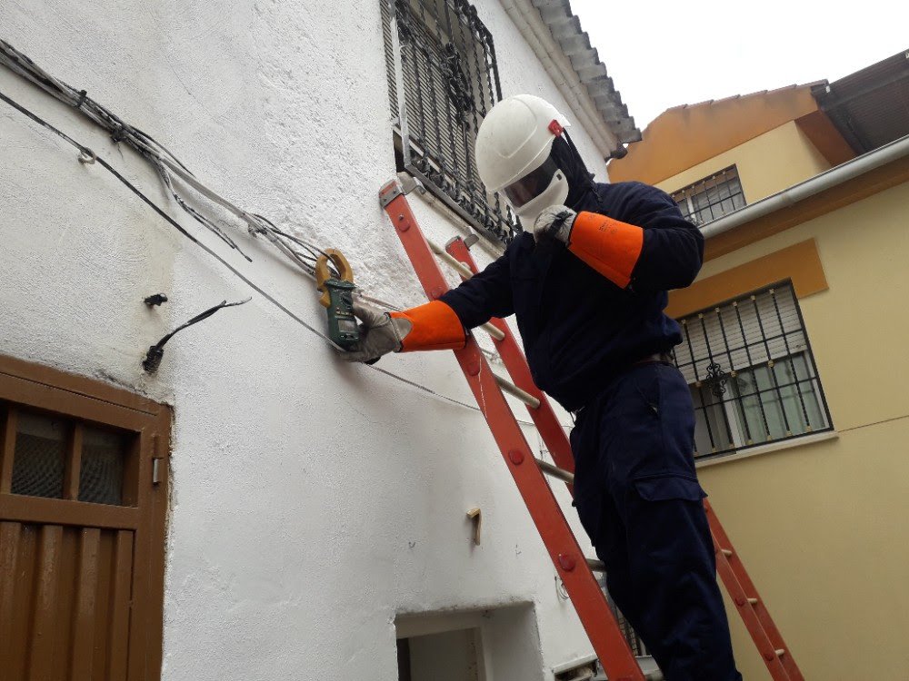 Técnico de Endesa fraude eléctrico por enganches ilegales a la red en Granada