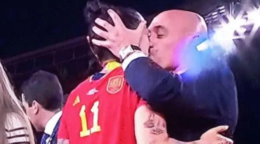 Beso de Luis Rubiale a Jenni Hermoso en la final del Mundial de fútbol