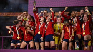 La granadina Esther González levanta al cielo el trofeo que acredita a España como campeona del mundo de fútbol femenino | Foto: Europa Press