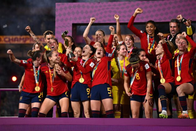 La granadina Esther González levanta al cielo el trofeo que acredita a España como campeona del mundo de fútbol femenino | Foto: Europa Press