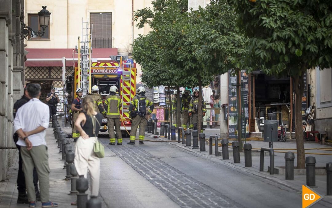 Los bomberos extinguen un incendio en un bar en reformas en el centro de Granada