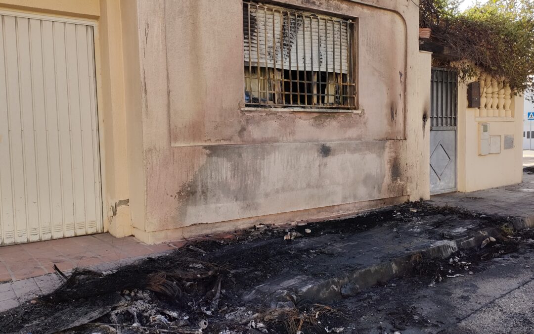 El incendio de un contenedor obliga a una familia a saltar por el patio de su casa en Huétor Vega