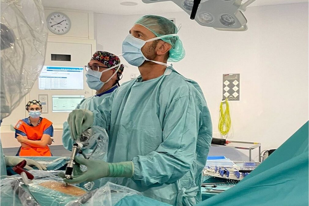 Granada.- El Hospital Virgen de las Nieves incorpora la endoscopia en la cirugía de columna