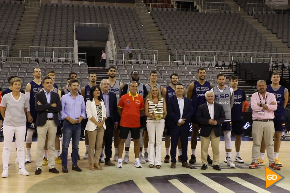 La alcaldesa de Granada ha recibido, de manos del capitán, Rudy Fernández, el Balón de Oro a la ciudad de Granada, firmado por todos los jugadores - Celia Pérez-7