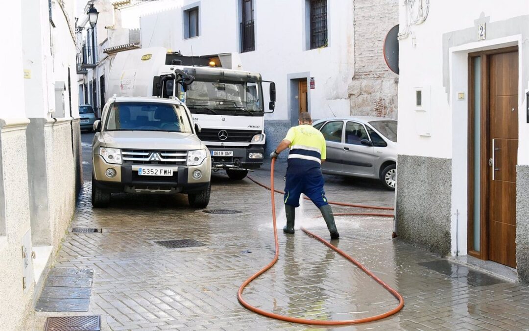 Baza pide respeto para sus operarios tras recibir uno el impacto de un huevo cuando pasaba una sopladora