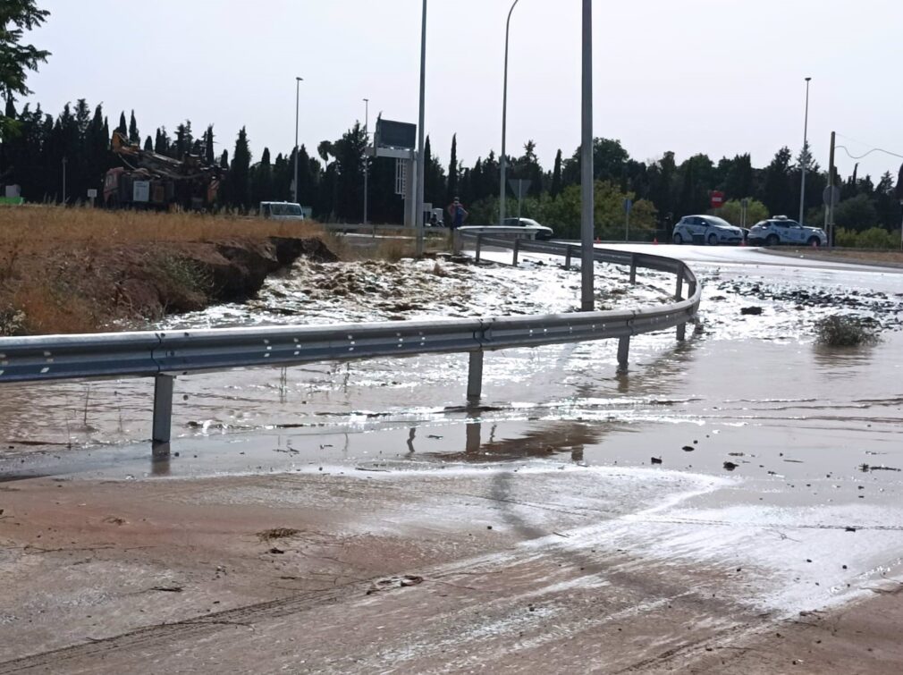 Granada.- La rotura de una tubería corta el tráfico una hora en el acceso a la Ronda Sur desde Huétor Vega