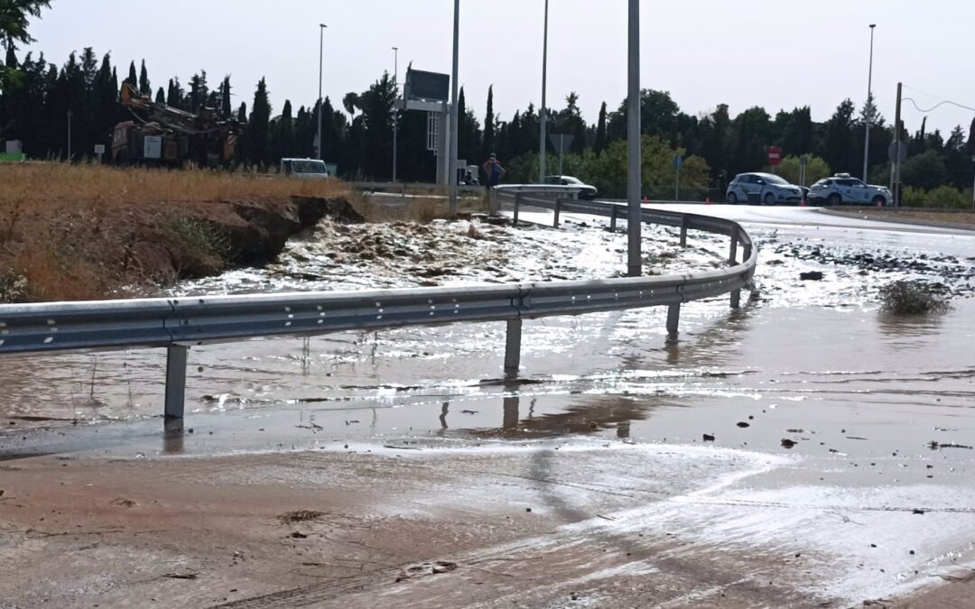 La rotura de una tubería corta el tráfico una hora en el acceso a la Ronda Sur desde Huétor Vega