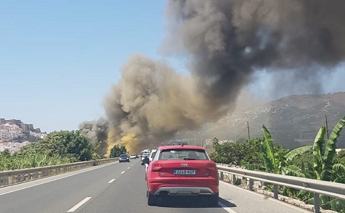 incendio taller salobreña desde autovia - foto remitida