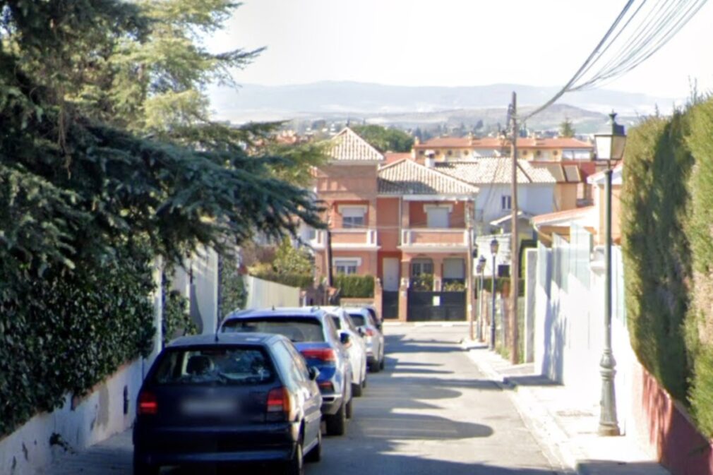 Calle Mulhacén de Ogíjares, donde un trabajador ha fallecido tras caer desde un tercer piso
