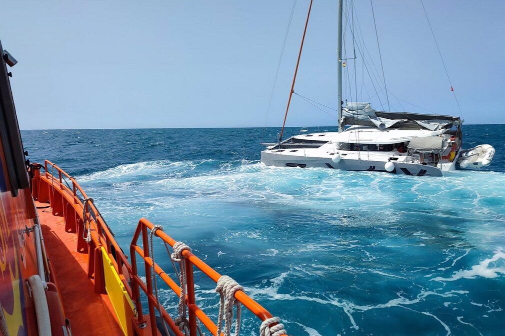 Granada.- Sucesos.- Remolcado por Salvamento Marítimo a Motril un catamarán que se anegaba por una vía de agua