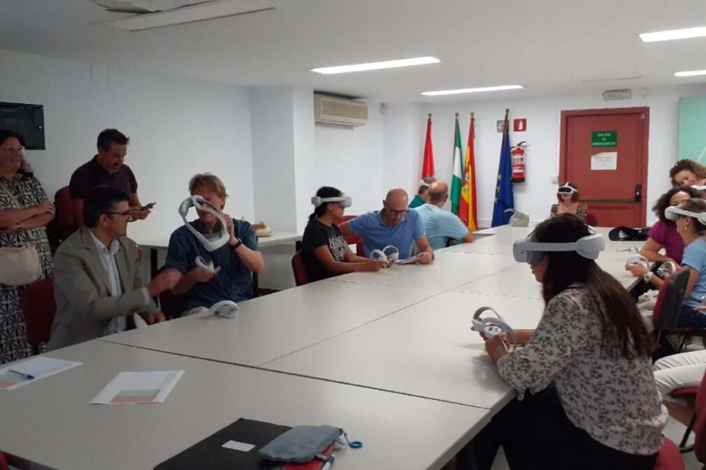 El delegado de Empleo con participantes en el proyecto de realidad virtual del SAE