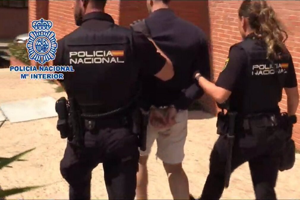 Sucesos.- Detenido un hombre por tocar el glúteo a una periodista mientras realizaba una conexión televisiva