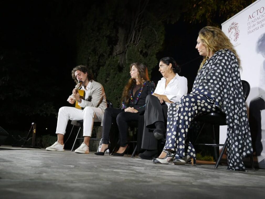 Kiki Morente, Soleá Morente, Aurora Carbonell y Estrella Morente, en el acto de inauguración de la Fundación Enrique Morente 'Casa de la Tradición y la Traducción', celebrado en la Huerta de San Vicente del Parque Federico García Lorca