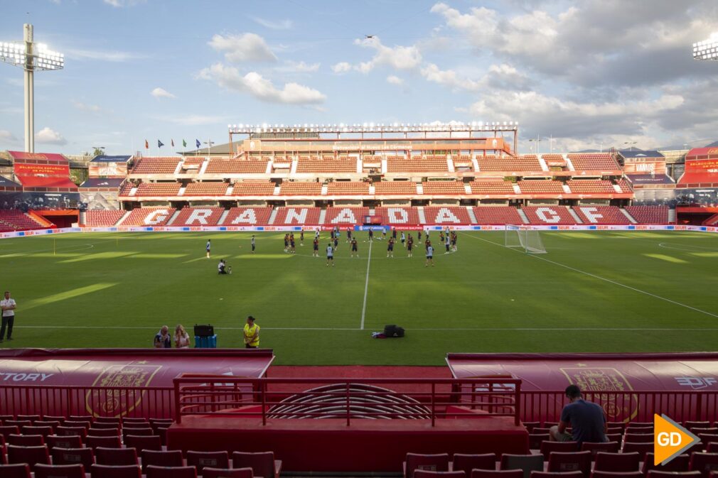 Entrenamiento de España previo al partido contra Chipre en el estadio de Los Carmenes de Granada
