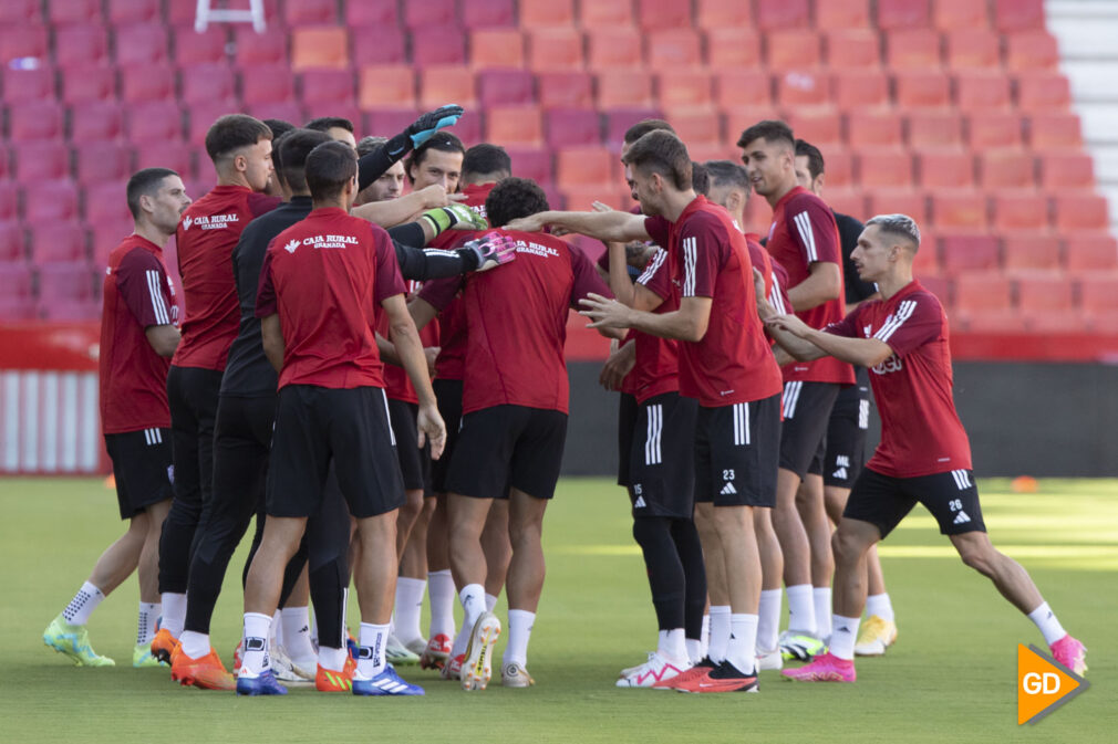 Entrenamiento del Granada CF en el estadio de Los Carmenes