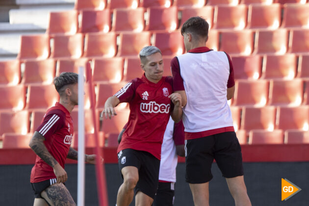 Bryan Zaragoza, de cara, choca con Gonzalo Villar en un entrenamiento | Foto: Antonio L. Juárez