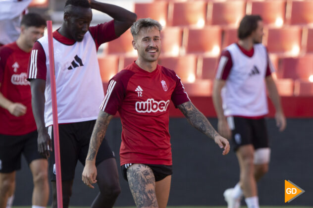 Ricard, sonriente en un entrenamiento en Los Cármenes | Foto: Antonio L. Juárez