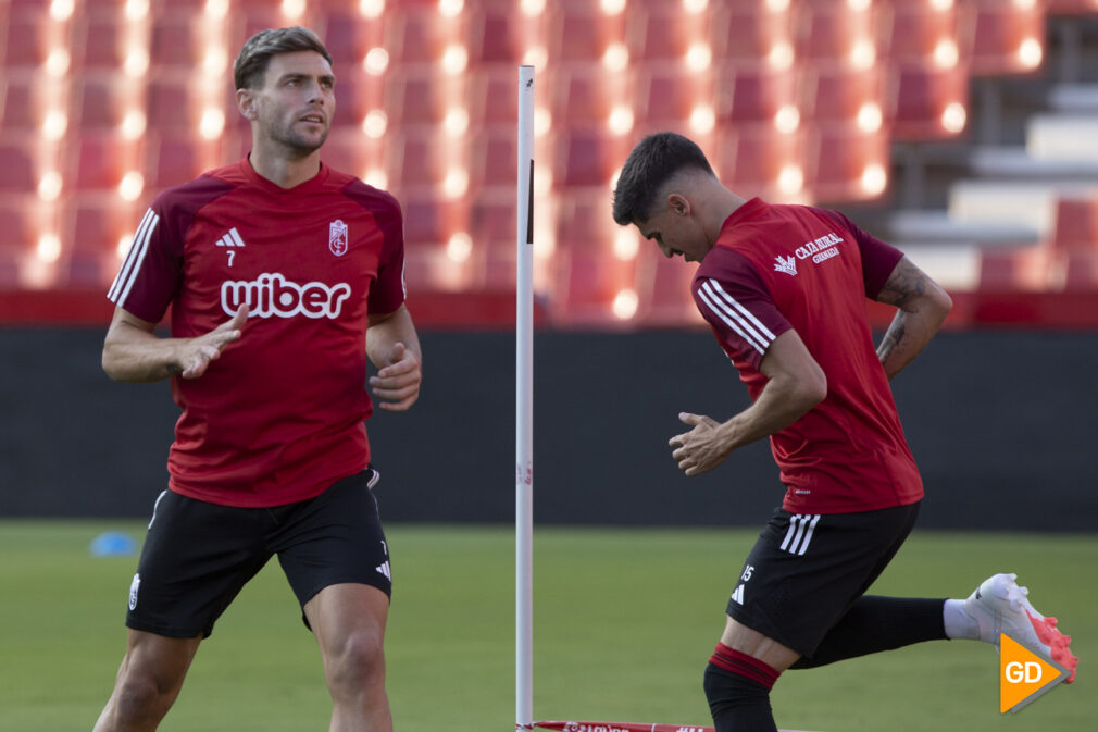 Entrenamiento del Granada CF en el estadio de Los Carmenes