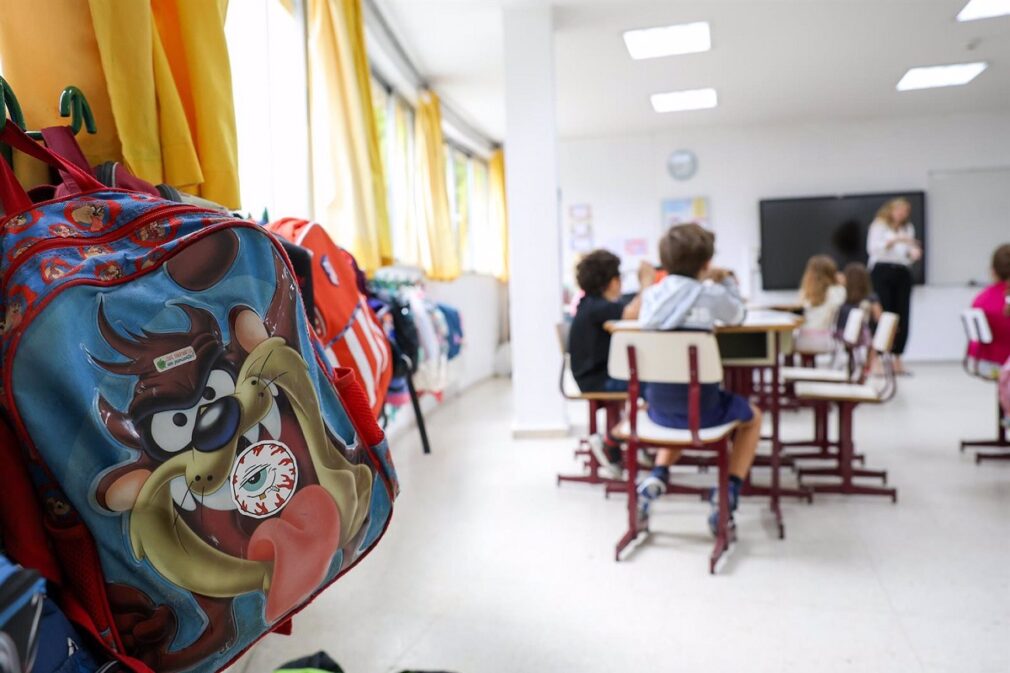 Granada.- Familias de niñas de un colegio concertado protestan por la norma que les impide usar falda en el uniforme