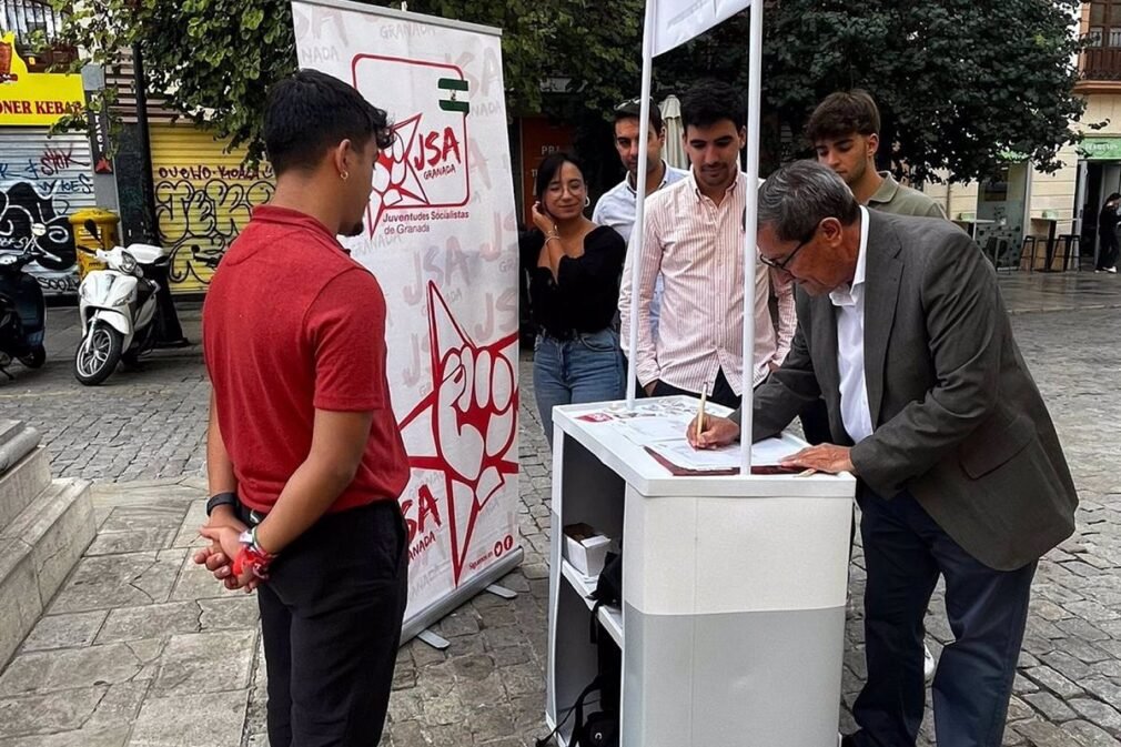 Granada.- Juventudes Socialistas recoge firmas para exigir a la Junta la activación del Bono de Alquiler