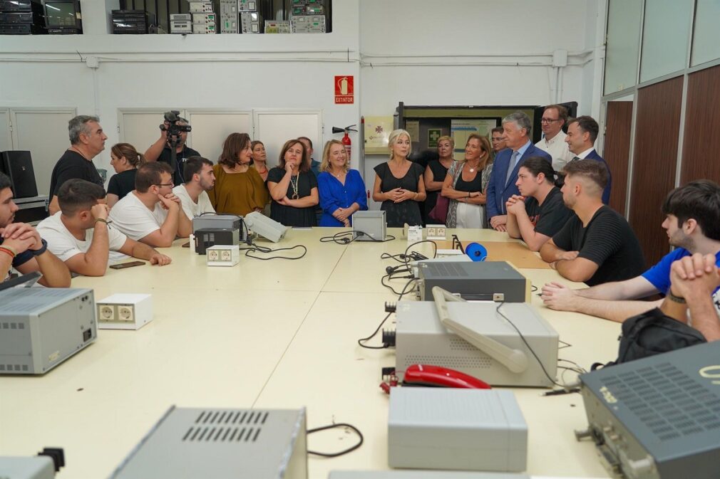 La consejera de Desarrollo Educativo y FP, Patricia del Pozo, visita al Centro Público Integrado de FP José Luis Graíño en Palos de la Frontera - Foto FRANCISCO J. OLMO-EP