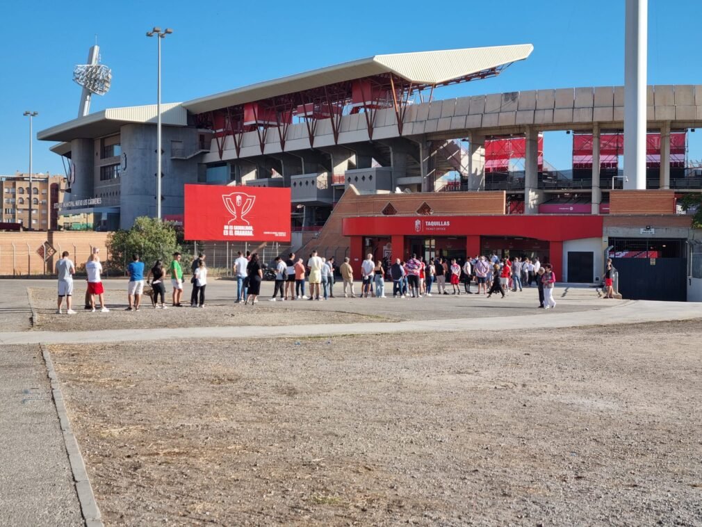 Fila de personas congregada minutos antes de que abran las taquillas de Los Cármenes para conseguir una entrada del UD Almería-Granada CF de la jornada 8 de la Temporada 2023/2024 en LaLiga EASports. Foto: Chema Ruiz