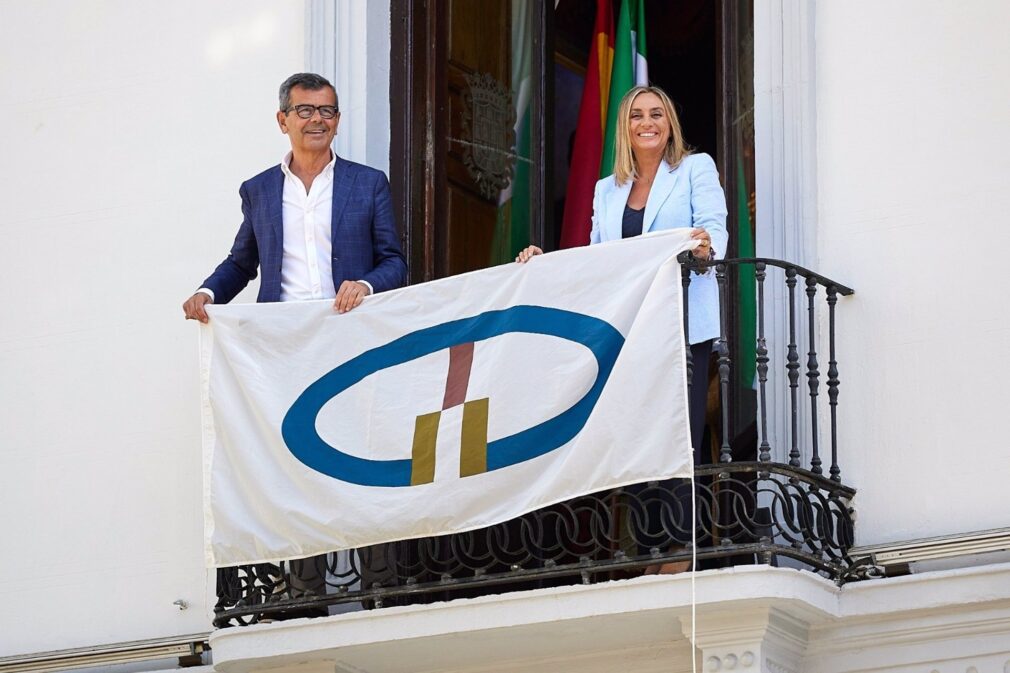 Granada.- El Ayuntamiento muestra la bandera de las Ciudades Patrimonio Mundial, que advierten del cambio climático