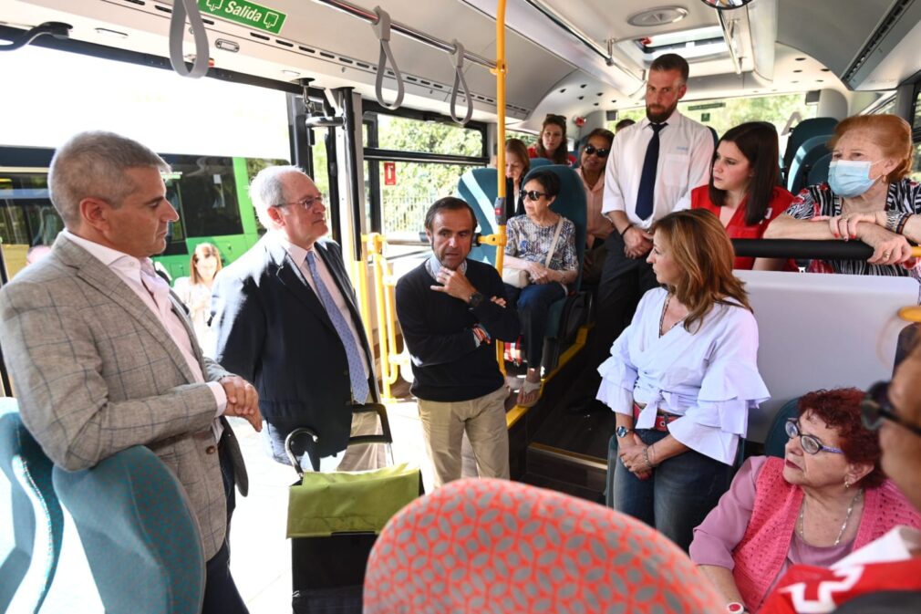 jornada-autobus-mayores-junta-andalucia-ayuntamiento-cruz-roja-consorcio-transporte