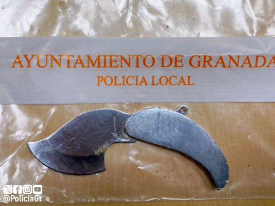 Navaja que llevaba encima uno de los individuos | Foto: Policía Local