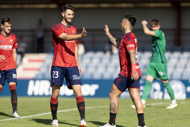 Raúl García celebra uno de sus dos goles al filial de Osasuna | Foto: CA Osasuna